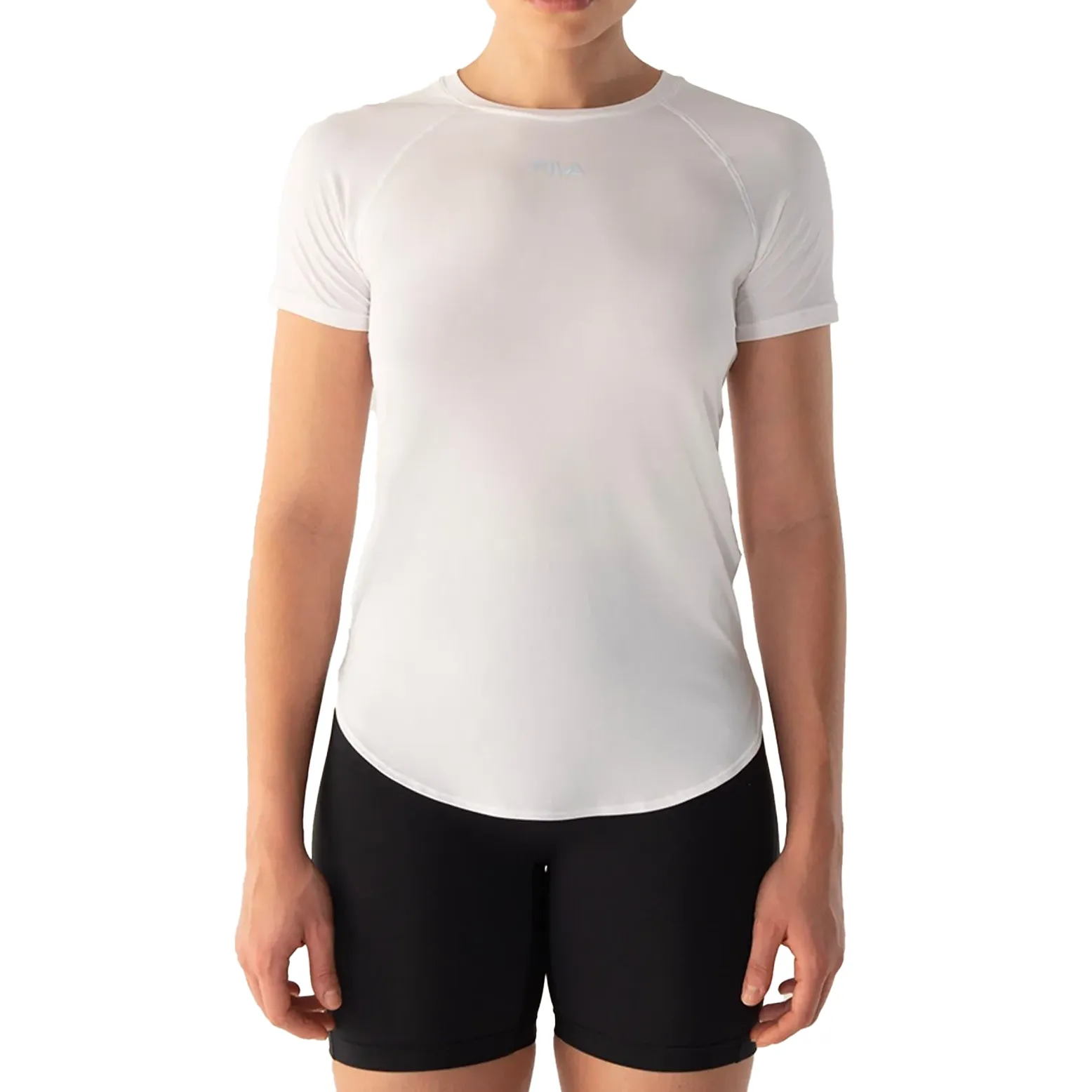Camiseta feminina FILA branca em poliéster com mangas curtas, vista frontal em modelo feminino